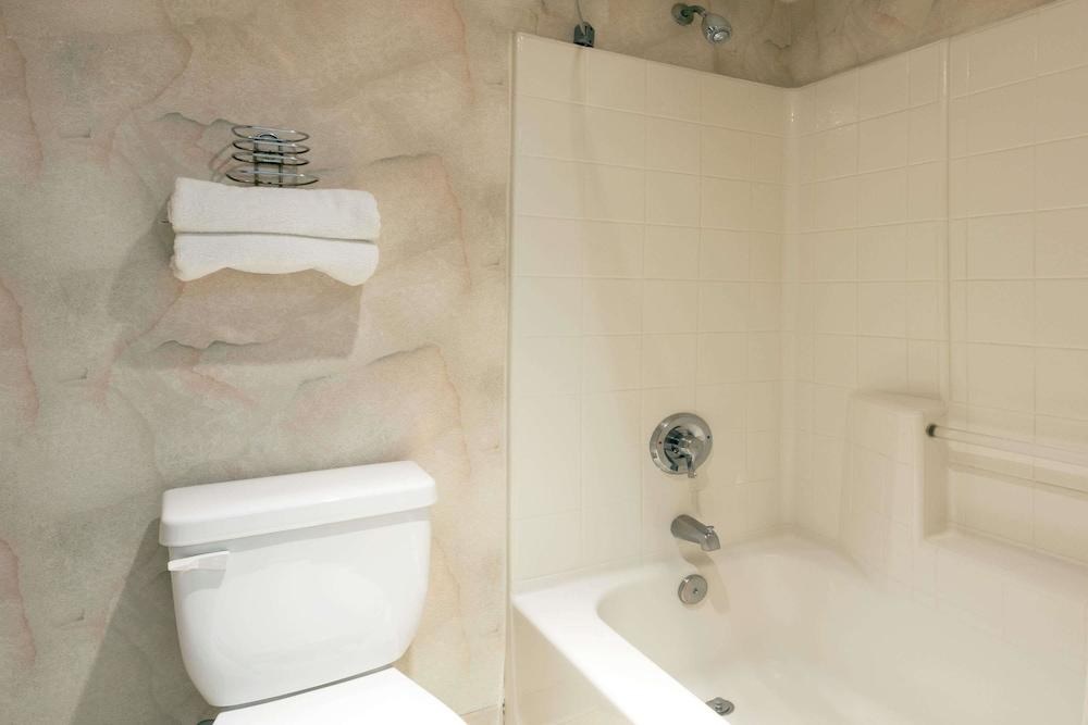 DAYS INN SEATAC AIRPORT photo 3
