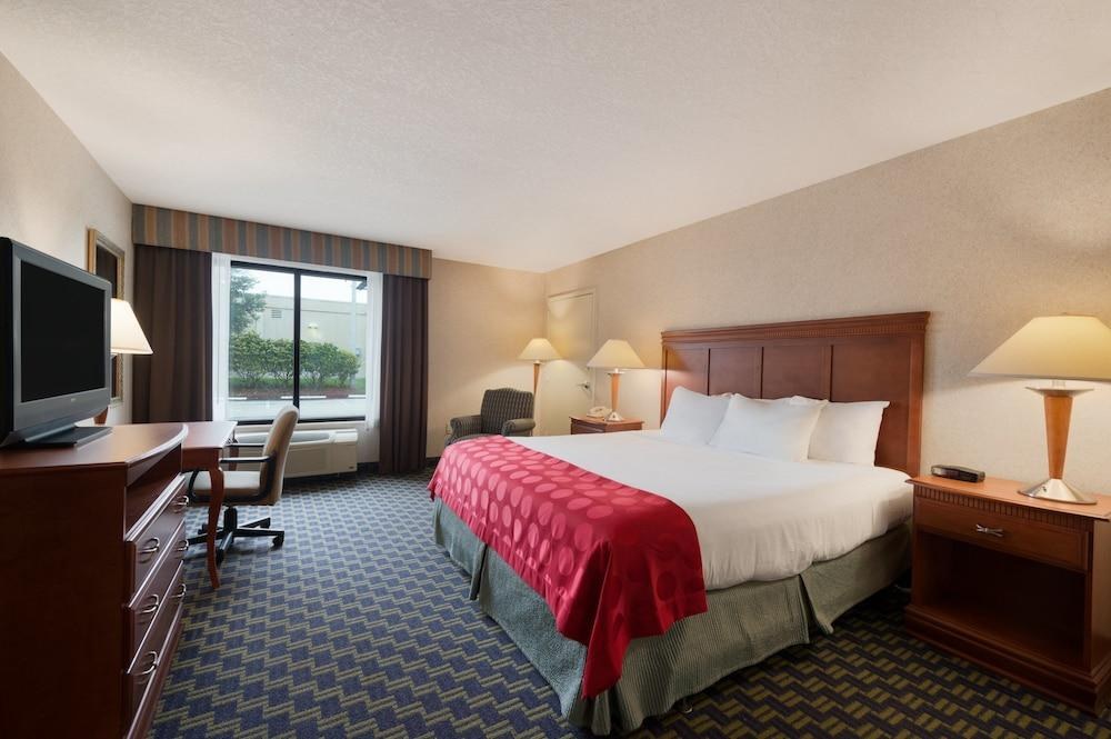 Ramada by Wyndham Jacksonville I-95 by Butler Blvd photo 3