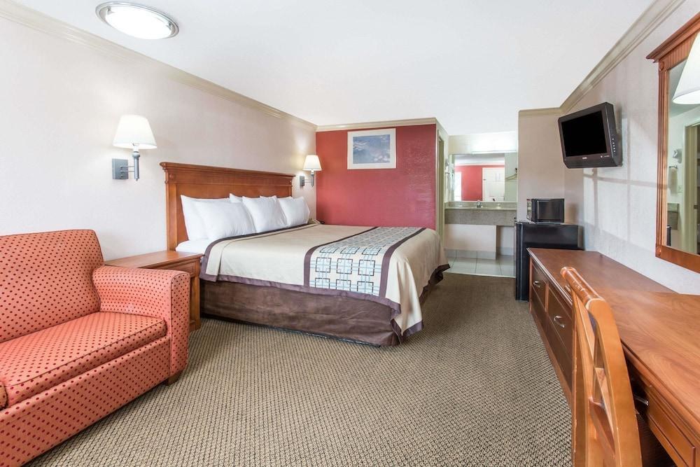 DAYS INN VIRGINIA BEACH TOWN CENTER photo 2