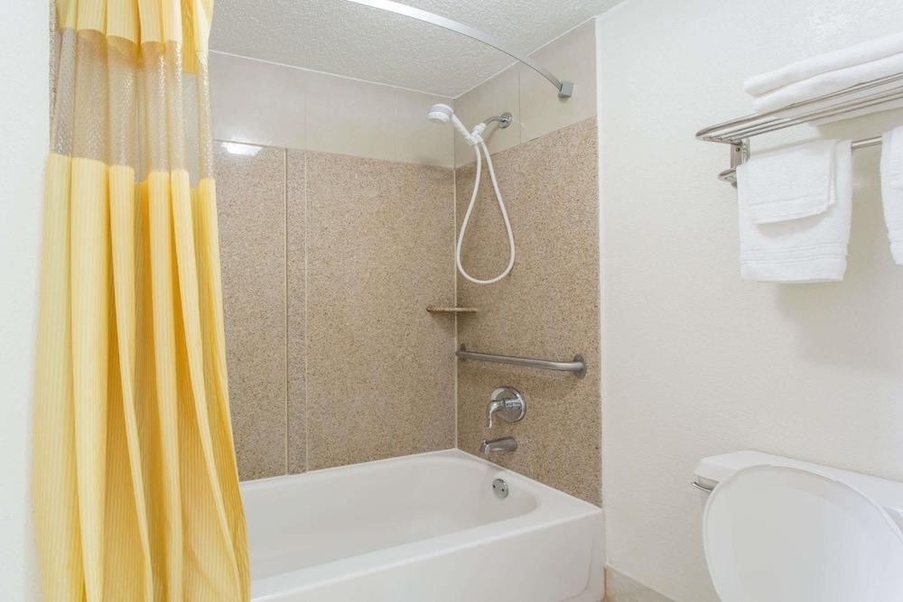 DAYS INN VIRGINIA BEACH TOWN CENTER photo 3