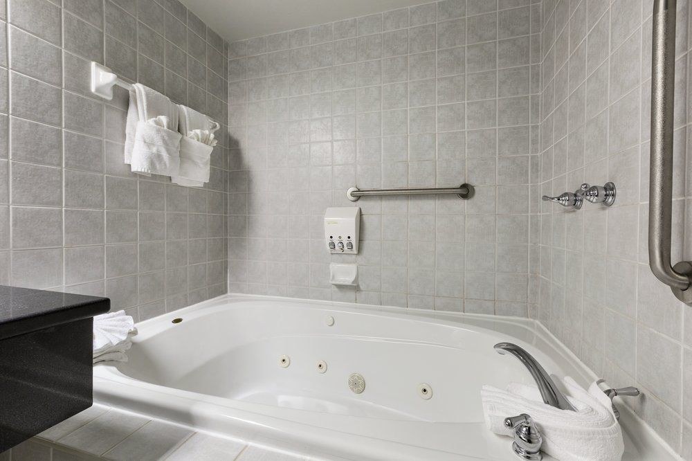 DAYS INN BY WYNDHAM OTTAWA WEST
