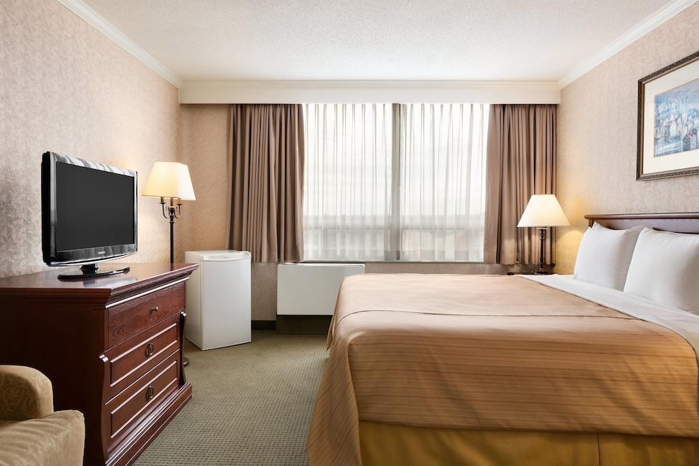 DAYS INN BY WYNDHAM OTTAWA WEST photo 2