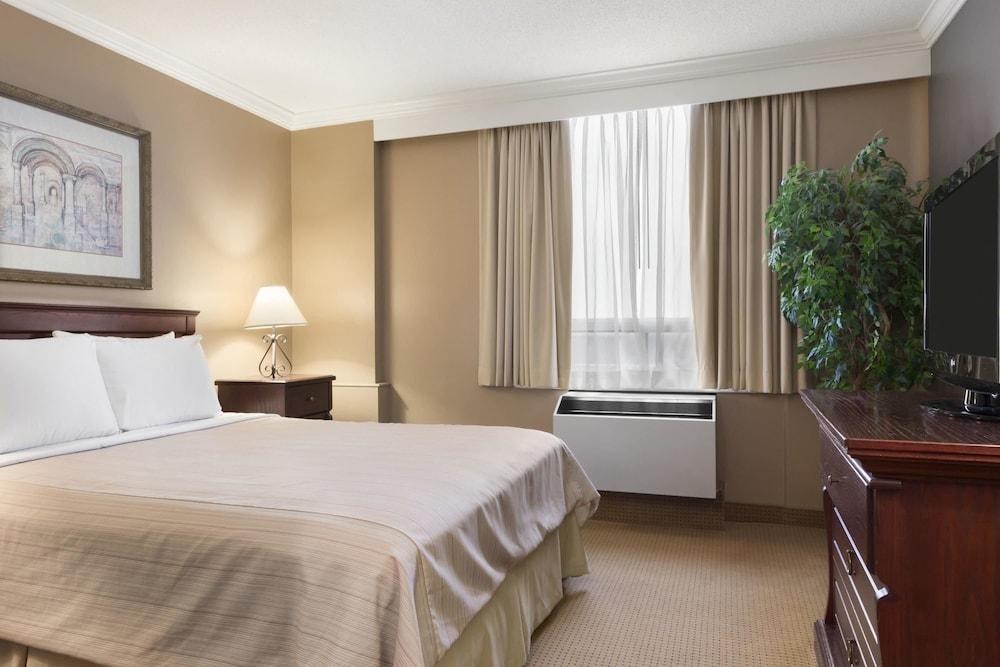 DAYS INN BY WYNDHAM OTTAWA WEST photo 3