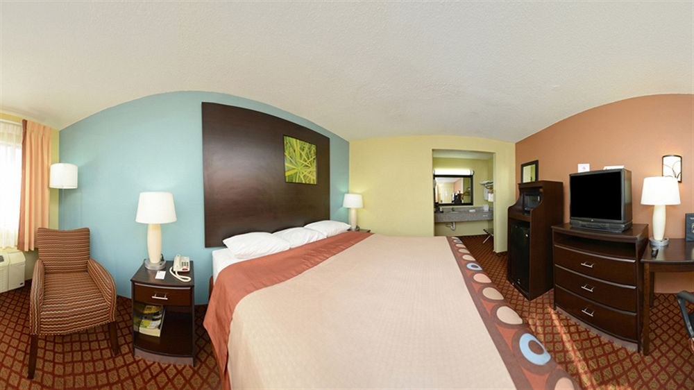 SUPER 8 BY WYNDHAM TULSA photo 1