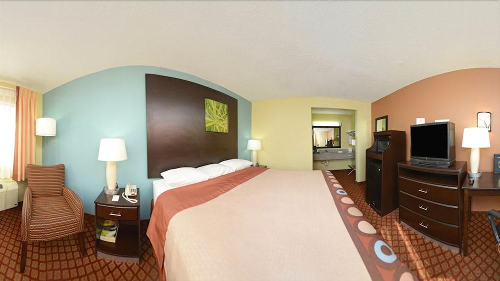 SUPER 8 BY WYNDHAM TULSA photo 2