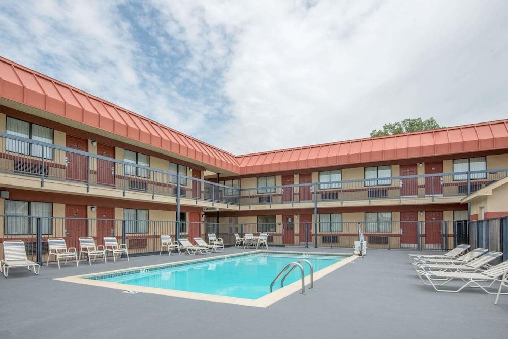 SUPER 8 BY WYNDHAM TULSA photo 3