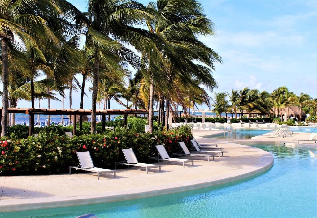 BLUE BAY GRAND ESMERALDA