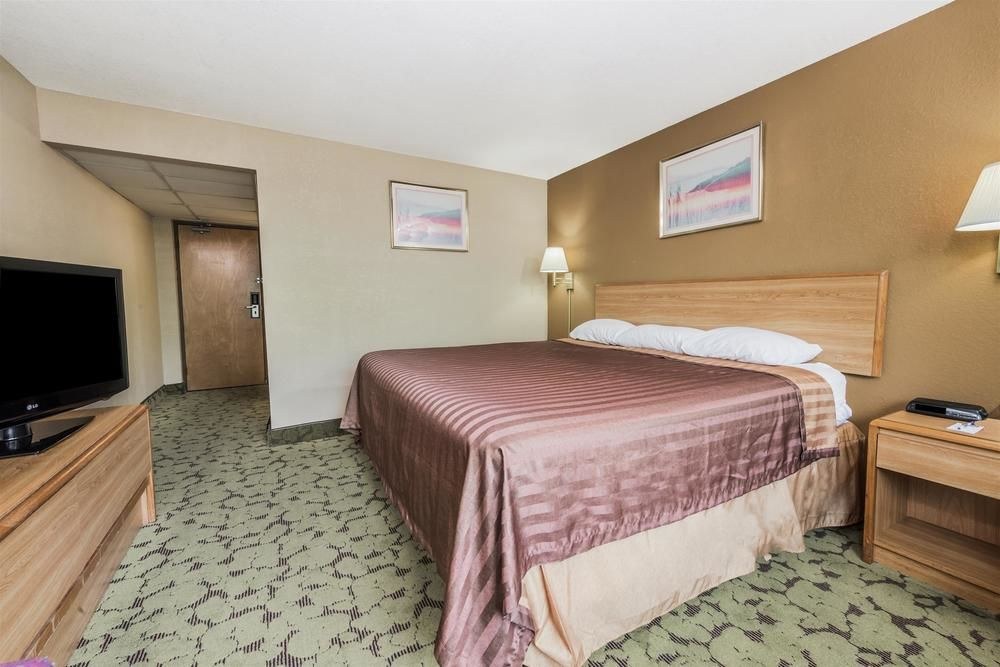 TRAVELODGE BY WYNDHAM BLOOMINGTON photo 1