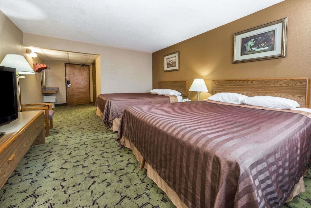 TRAVELODGE BY WYNDHAM BLOOMINGTON photo 2