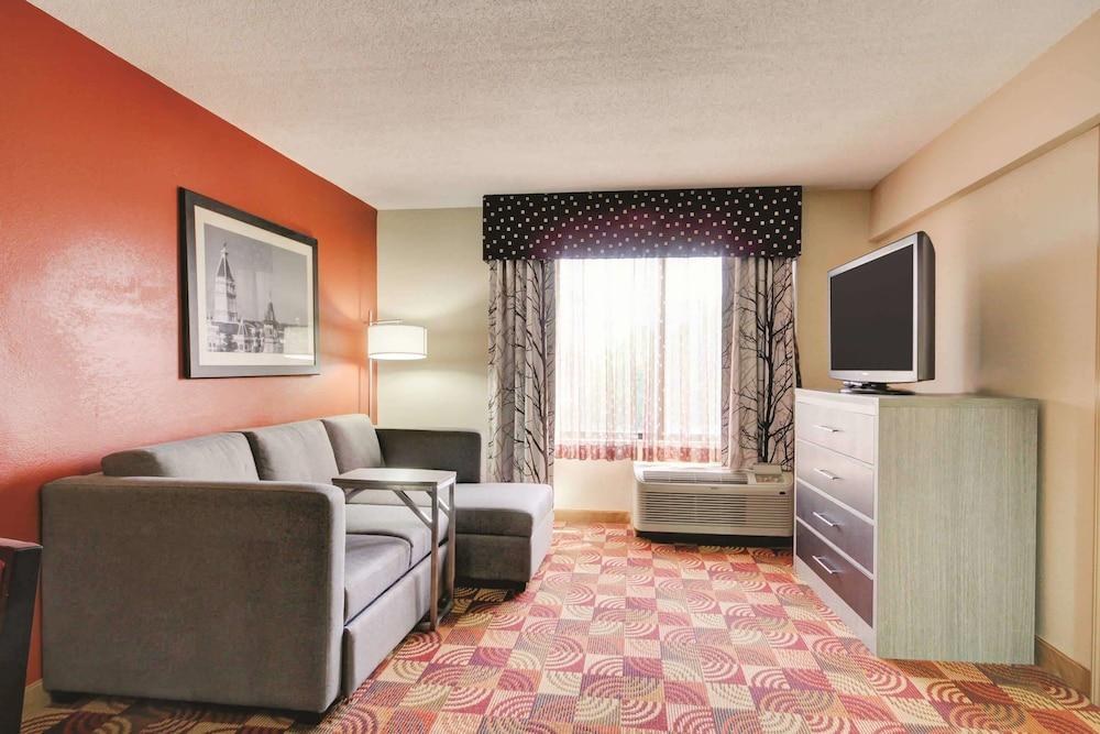 La Quinta Inn & Suites by Wyndham Clarksville photo 2