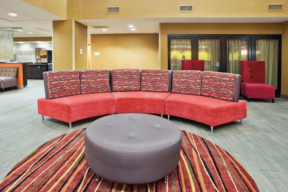 La Quinta Inn & Suites by Wyndham Clarksville photo 3