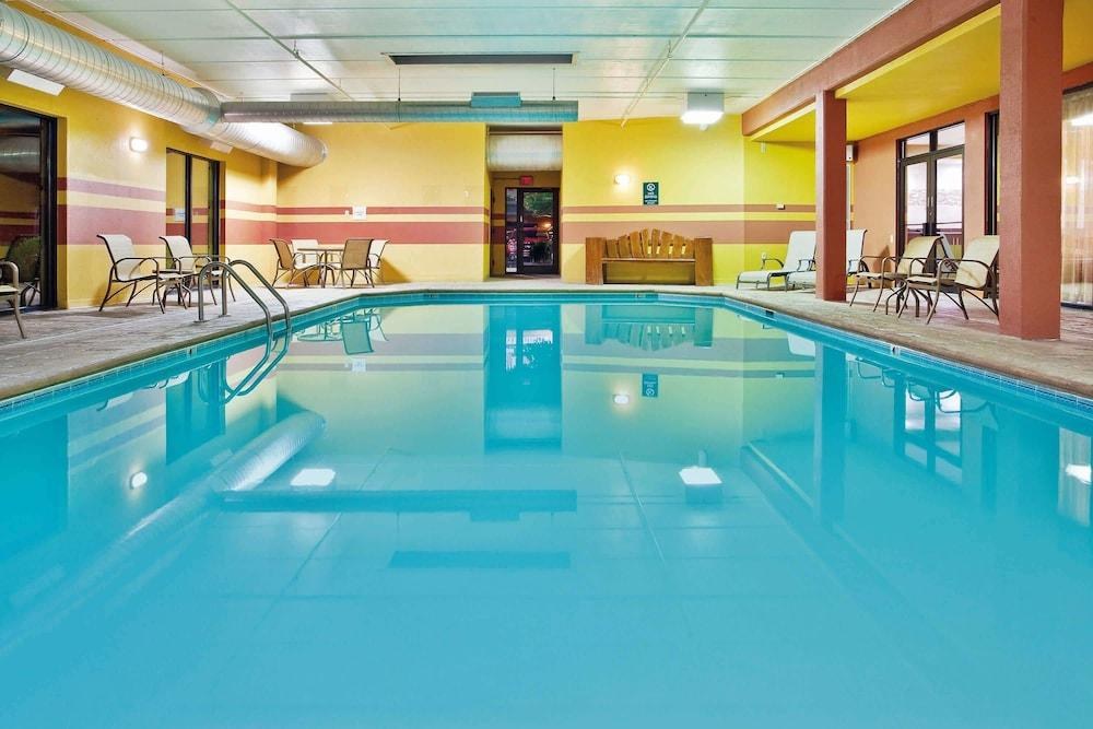 La Quinta Inn & Suites by Wyndham Clarksville photo 4