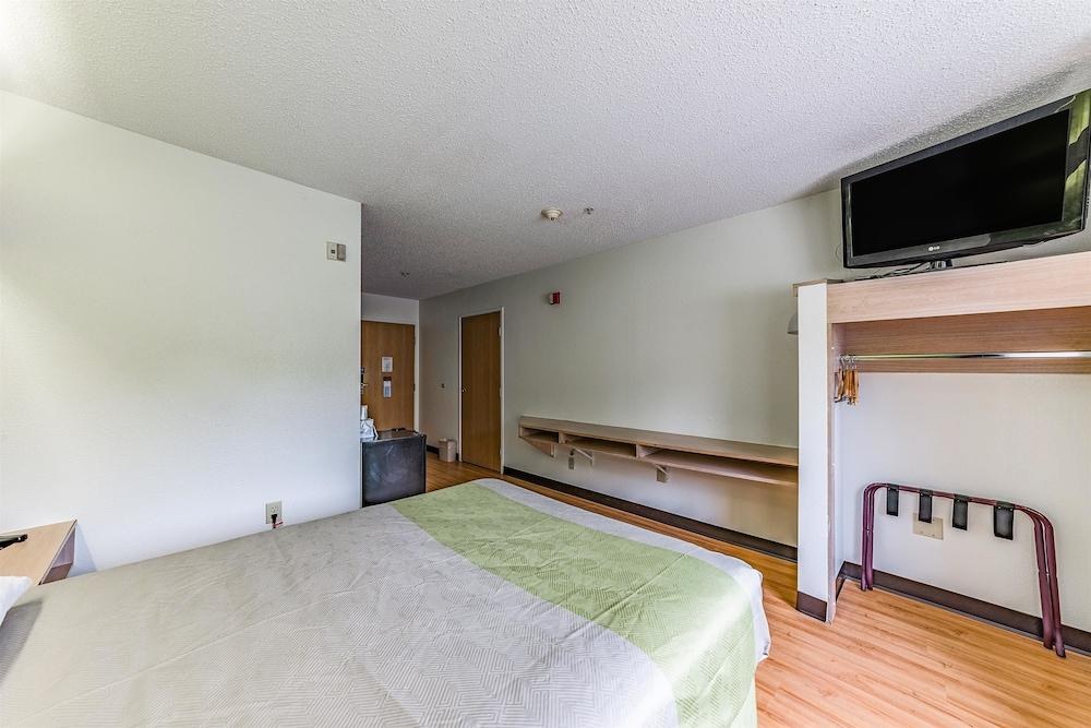 MICROTEL INN NORTH CHARLOTTE photo 2