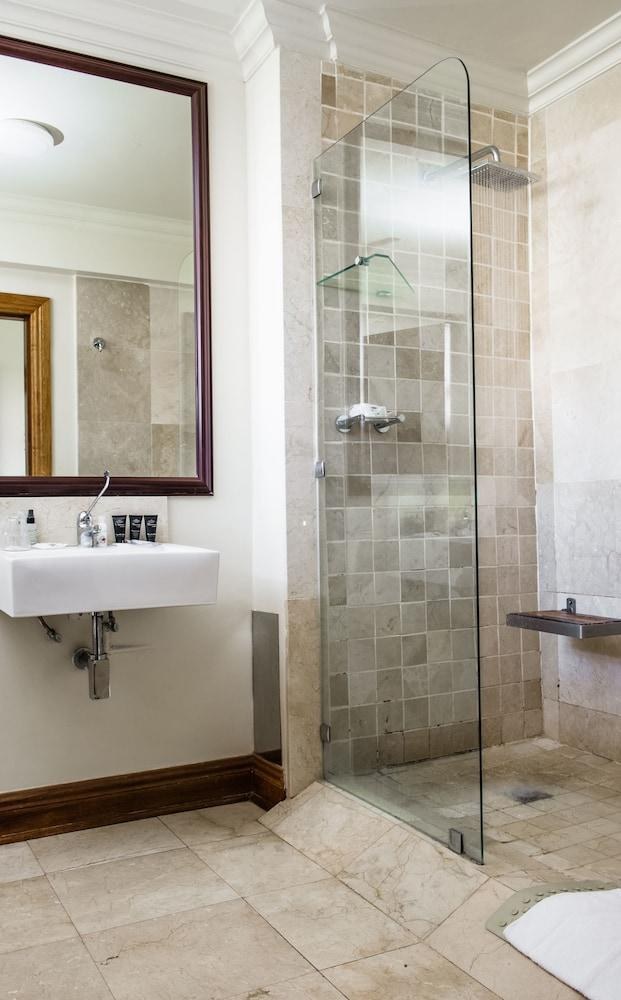 BELAIRE SUITES HOTEL photo 2