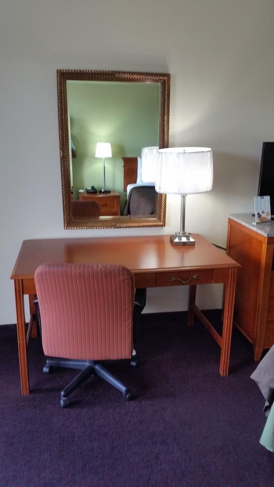AMERICAS BEST VALUE INN NASHVILLE SOUTH photo 2