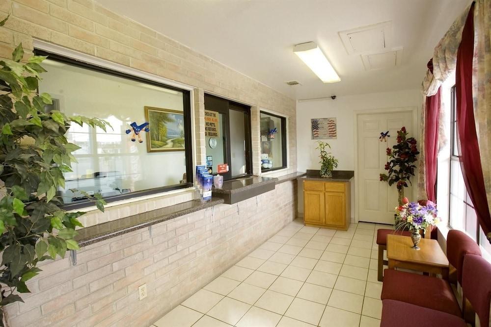 AMERICAS BEST VALUE INN - SAN ANTONIO/LACKLAND AFB photo 4