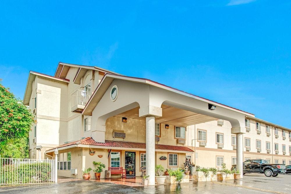 SUPER 8 MOTEL - SAN ANTONIO/FIESTA TEXAS AREA photo 2