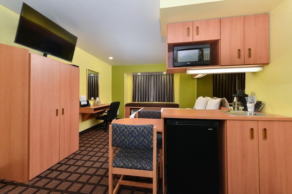 MICROTEL INN & SUITES BY WYNDHAM FT. WORTH NORTH/ photo 4