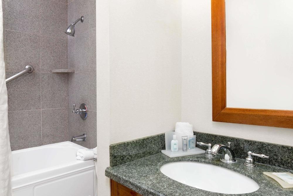 Wyndham Garden Hotel Baronne Plaza photo 3