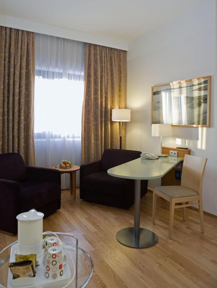 HOLIDAY INN AIRPORT photo 3
