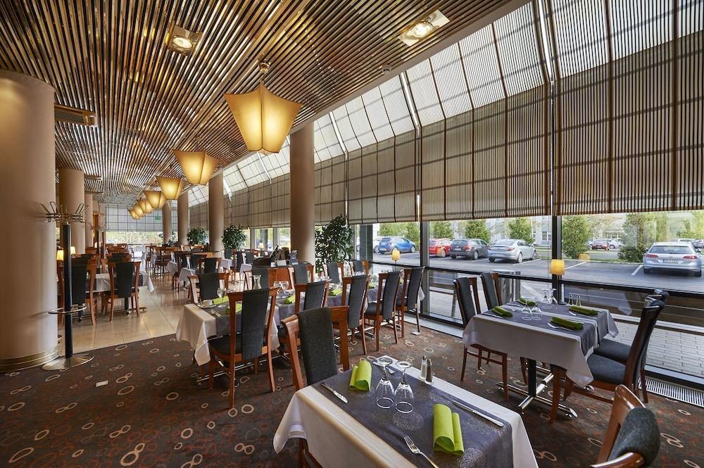 HOLIDAY INN AIRPORT photo 4
