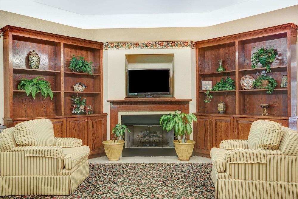 DAYS INN BY WYNDHAM BURLINGTON EAST photo 3