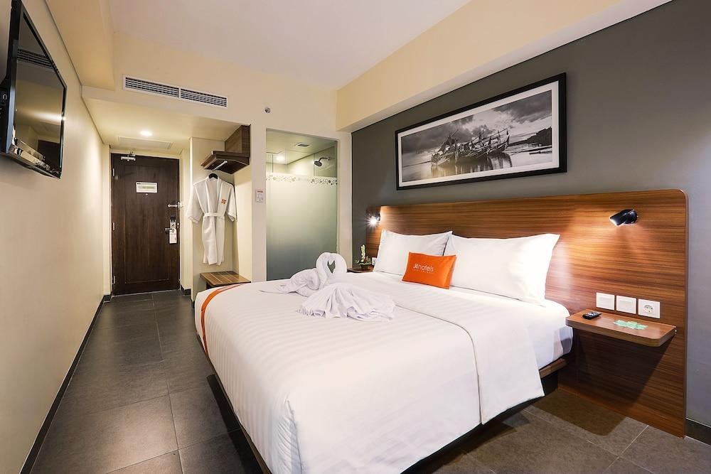 J4 LEGIAN HOTEL photo 2