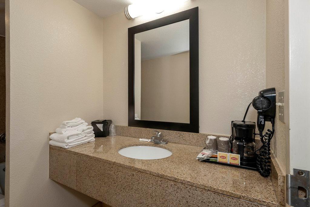 Red Roof Inn Bordentown - McGuire AFB photo 1