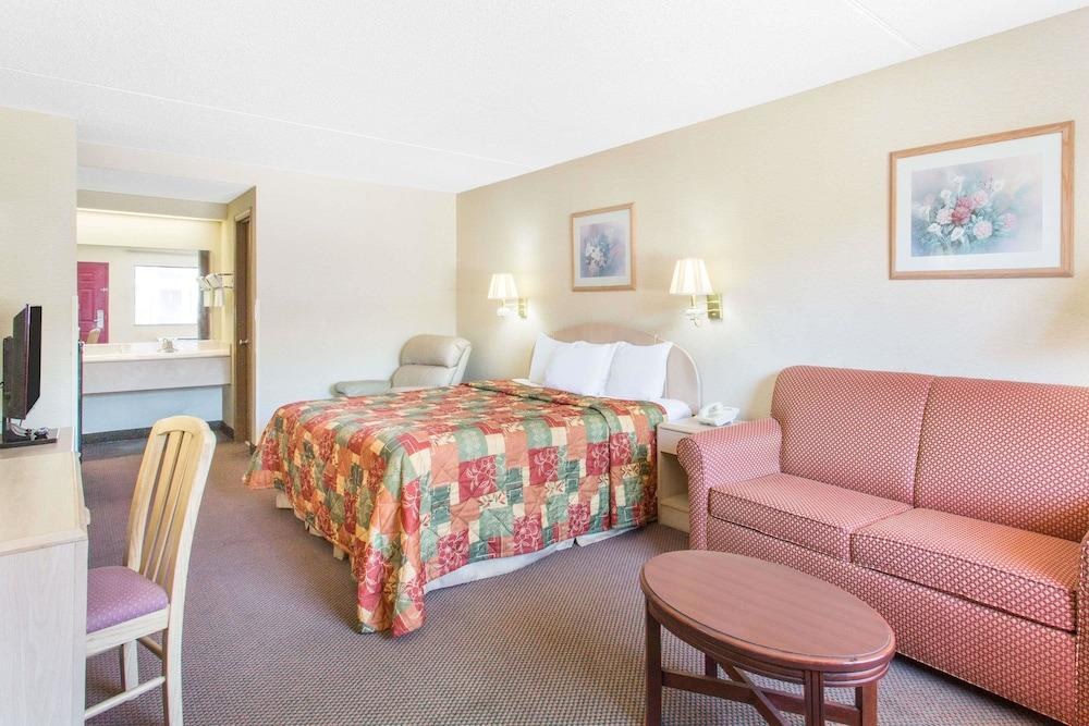 DAYS INN & SUITES BY WYNDHAM BENTONVILLE