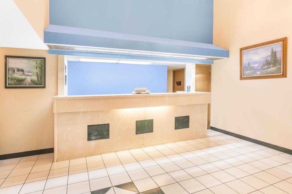 DAYS INN & SUITES BY WYNDHAM BENTONVILLE photo 3