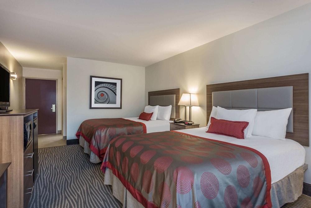 RAMADA BY WYNDHAM HENDERSONVILLE photo 3