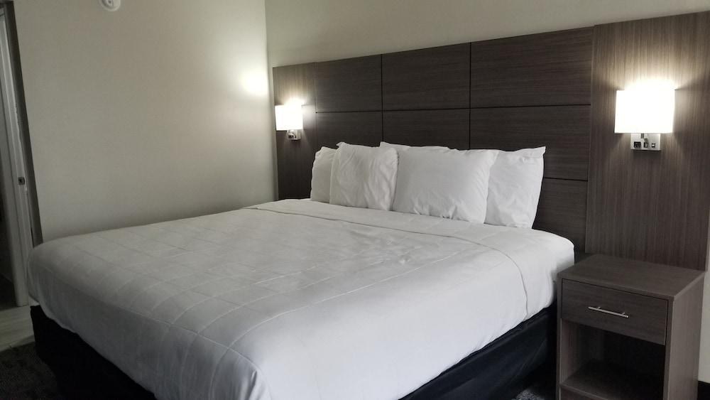 Days Inn & Suites by Wyndham Charleston Airport West photo 2