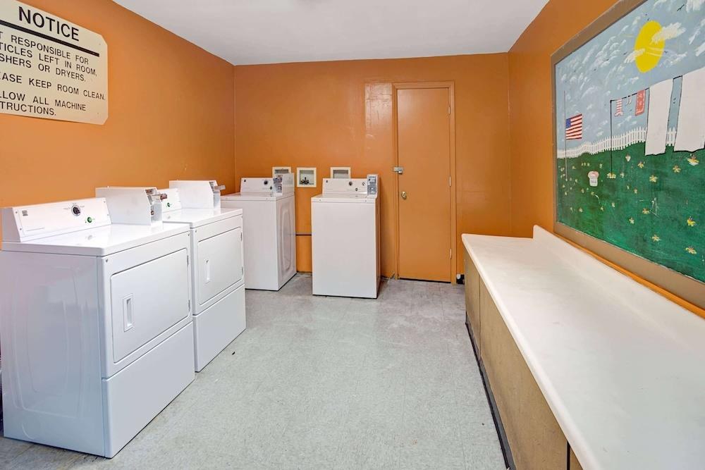 Days Inn & Suites by Wyndham Charleston Airport West photo 3