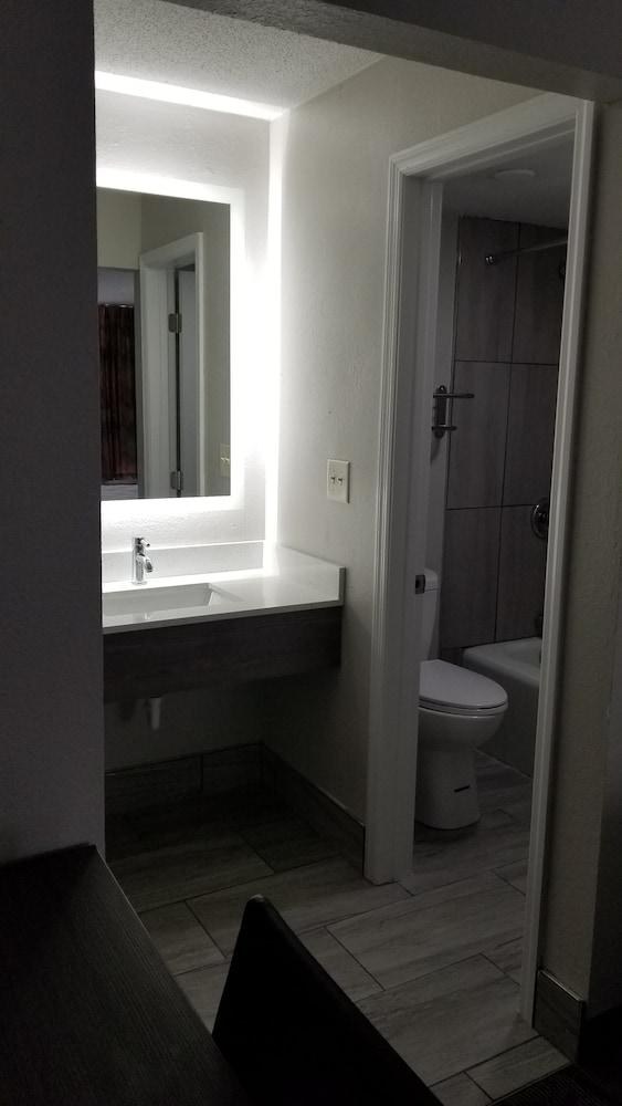 Days Inn & Suites by Wyndham Charleston Airport West photo 4