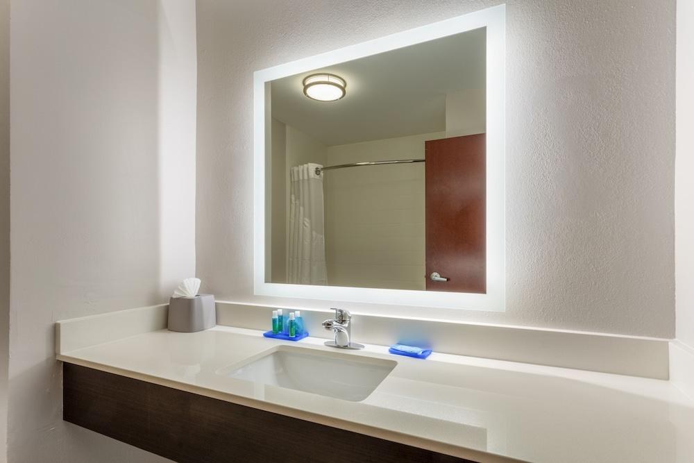 HOLIDAY INN EXPRESS AND SUITES CHARLOTTE ARROWOOD photo 4