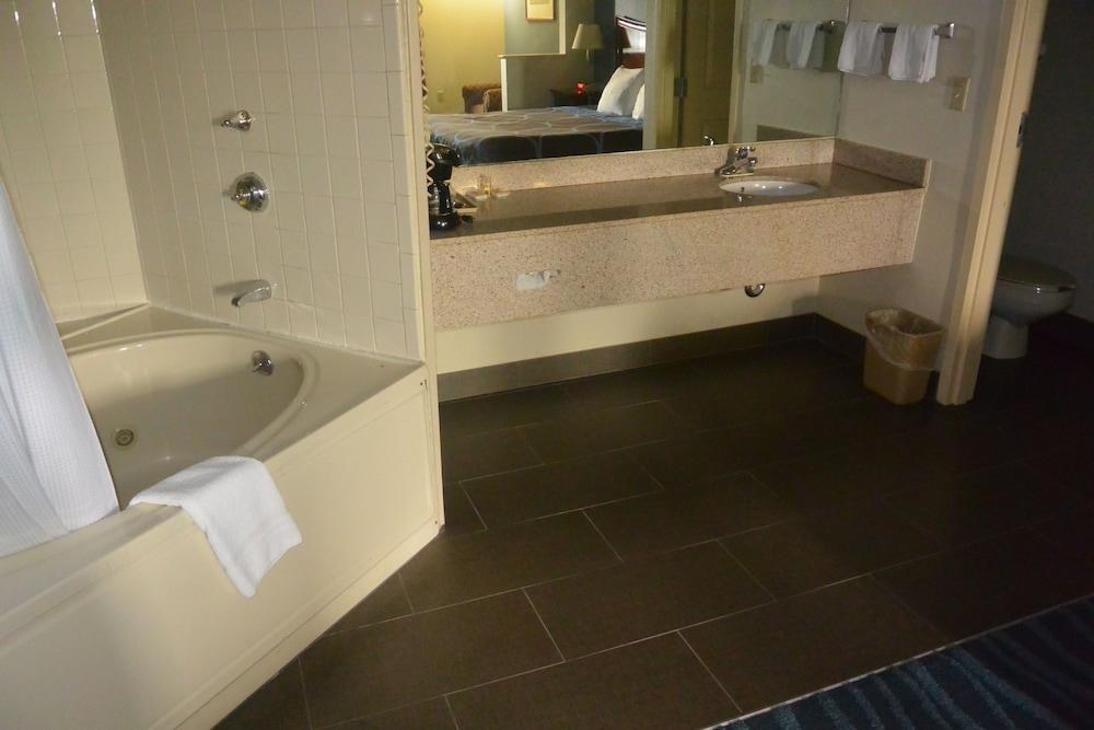 DAYS INN BY WYNDHAM CLARKSVILLE NORTH photo 2
