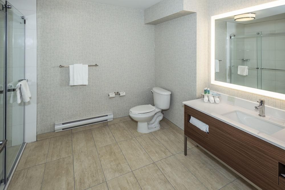 HOLIDAY INN EXPRESS HOTEL & SUITES MEDICINE HAT photo 2