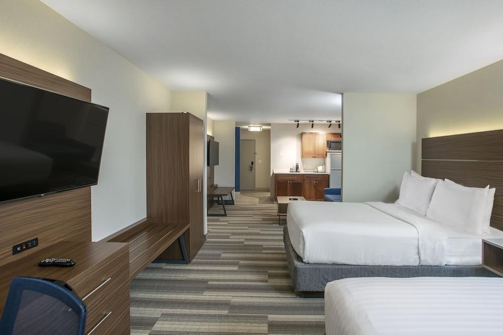 HOLIDAY INN EXPRESS HOTEL & SUITES MEDICINE HAT photo 3