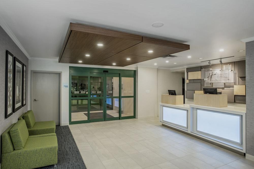 HOLIDAY INN EXPRESS HOTEL & SUITES MEDICINE HAT photo 4