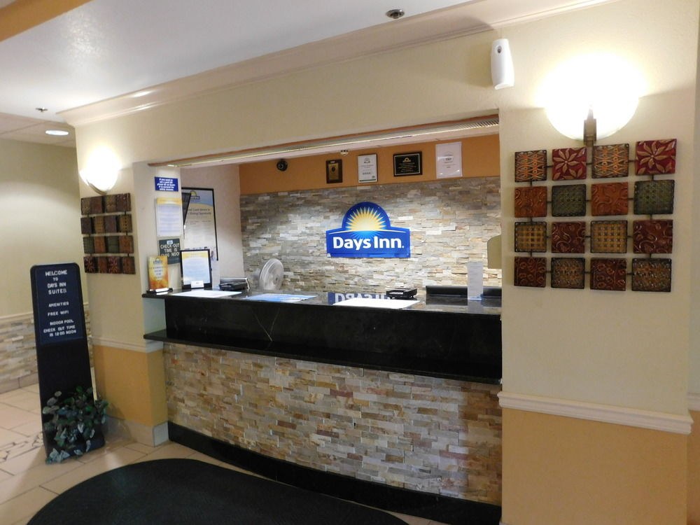 DAYS INN & SUITES BY WYNDHAM CEDAR RAPIDS photo 1