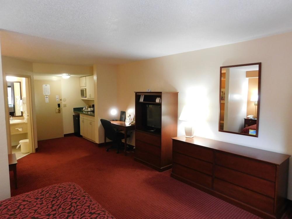 DAYS INN & SUITES BY WYNDHAM CEDAR RAPIDS photo 2