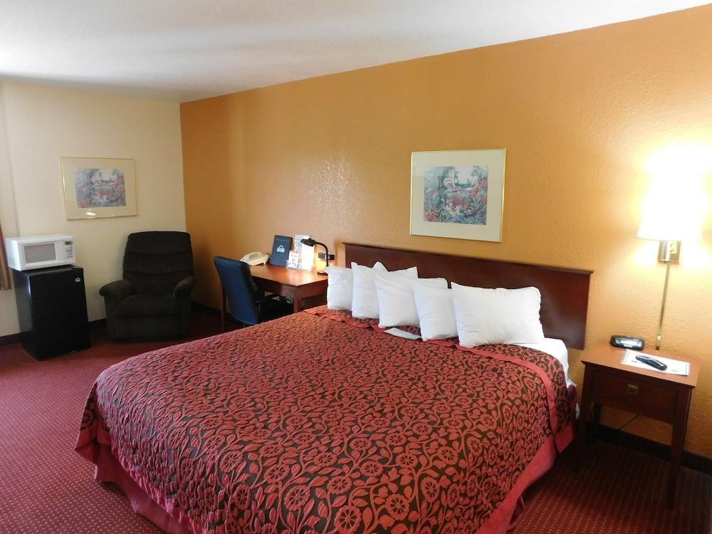 DAYS INN & SUITES BY WYNDHAM CEDAR RAPIDS photo 3
