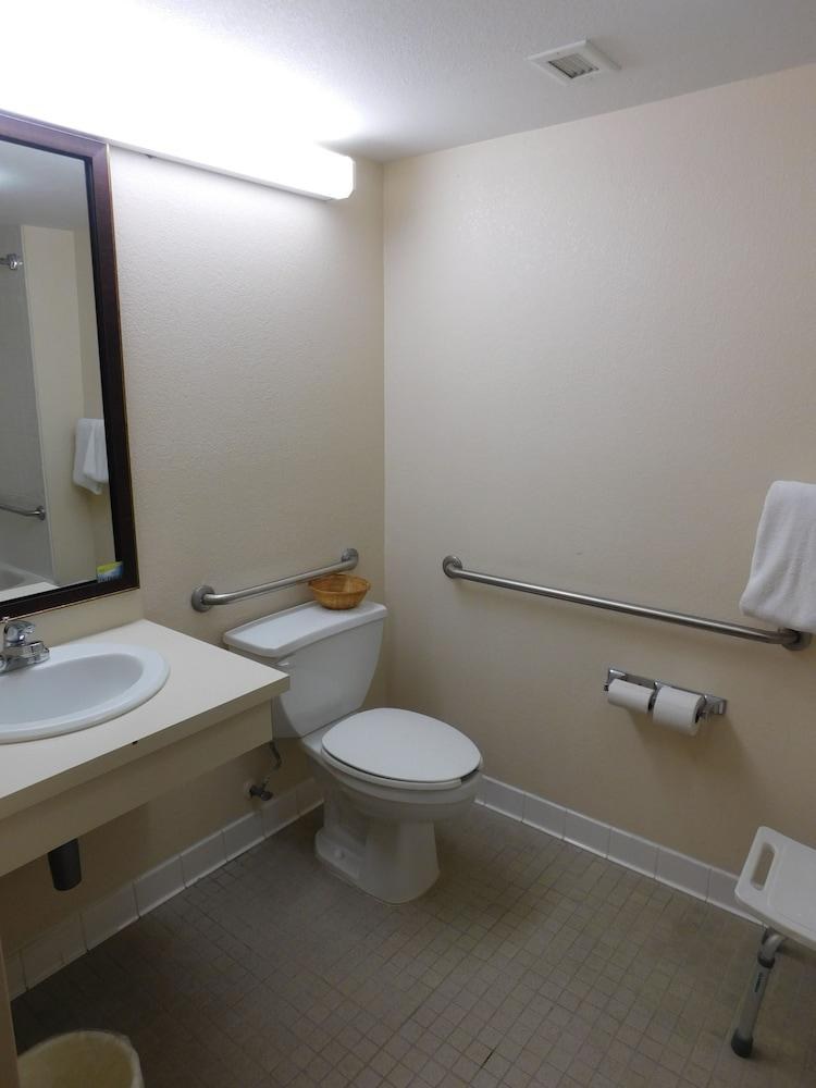DAYS INN & SUITES BY WYNDHAM CEDAR RAPIDS photo 4