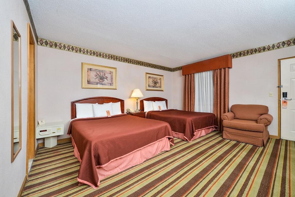 HOWARD JOHNSON BY WYNDHAM LENOX