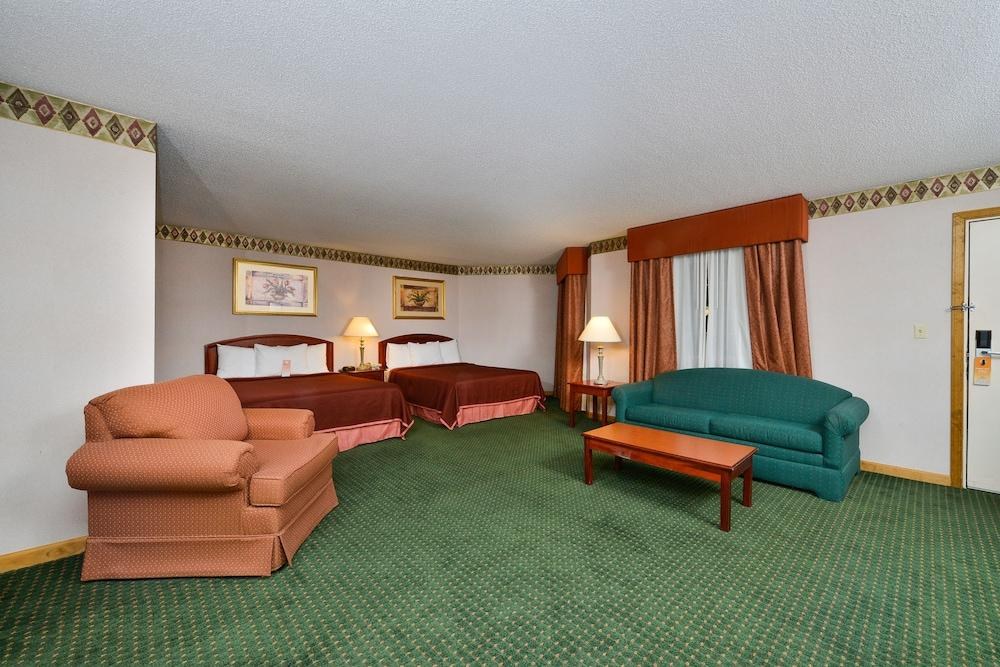 HOWARD JOHNSON BY WYNDHAM LENOX photo 2