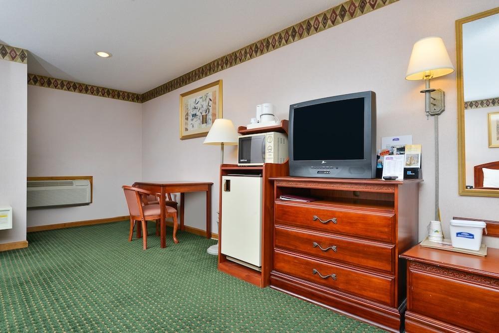 HOWARD JOHNSON BY WYNDHAM LENOX photo 3