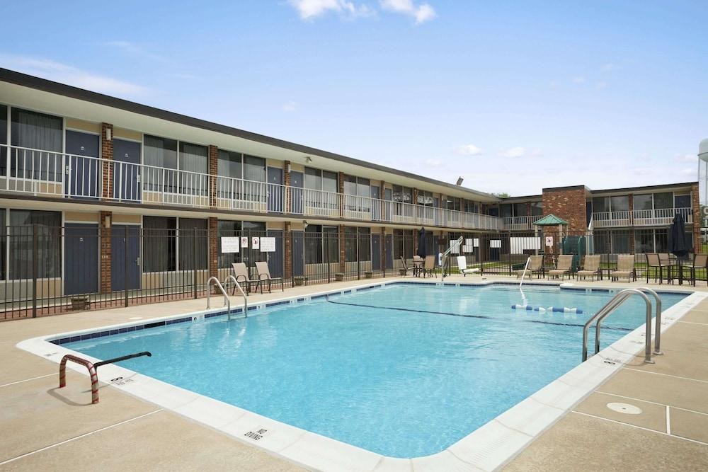 DAYS INN BY WYNDHAM FREDERICK photo 2