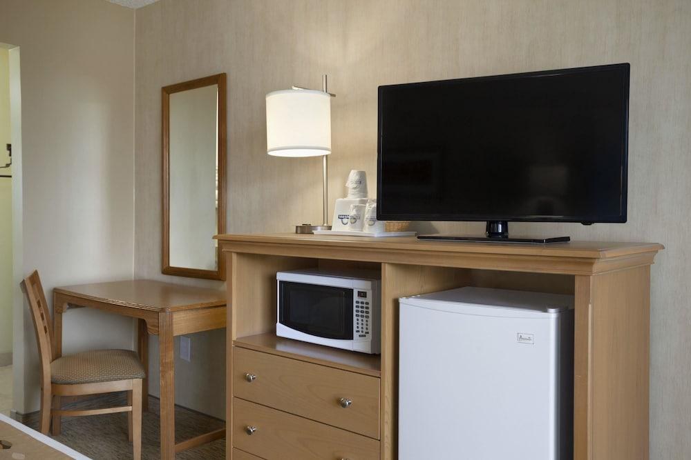 DAYS INN BY WYNDHAM FREDERICK photo 4