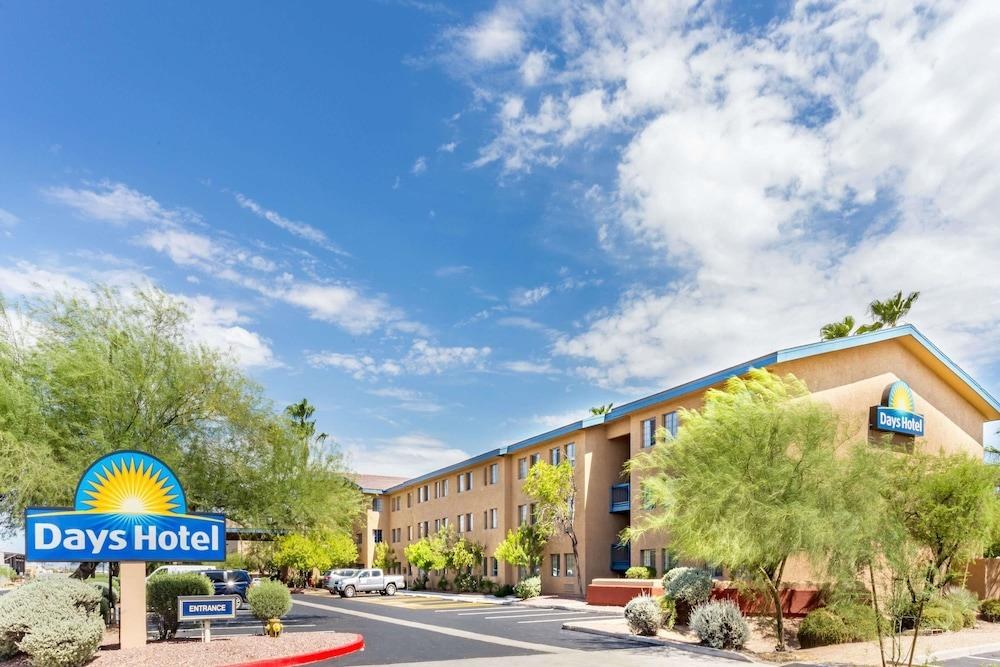 DAYS HOTEL BY WYNDHAM MESA NEAR PHOENIX photo 2
