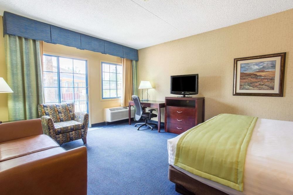 DAYS HOTEL BY WYNDHAM MESA NEAR PHOENIX photo 3